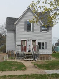 Building Photo - 3 Bed 1 Bath duplex close to UWEC!