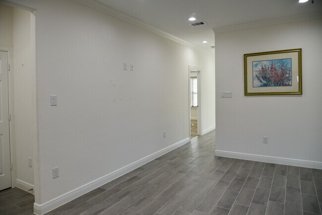 Building Photo - 5046 Van Fleet St