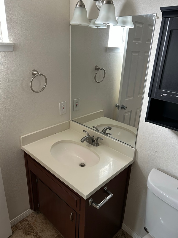 Building Photo - 705 W Graaf Ave