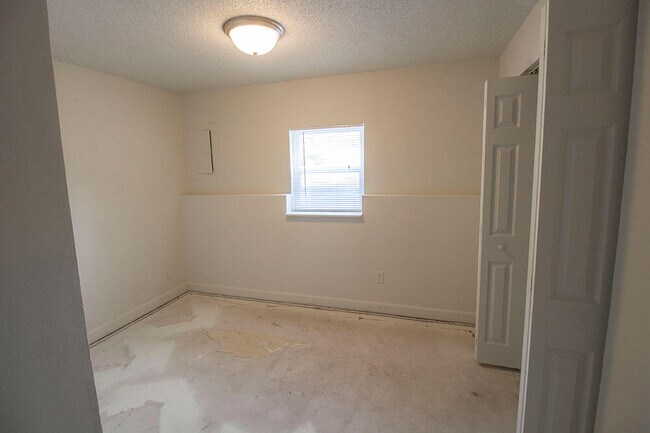 Building Photo - 210 Wheaton Ct