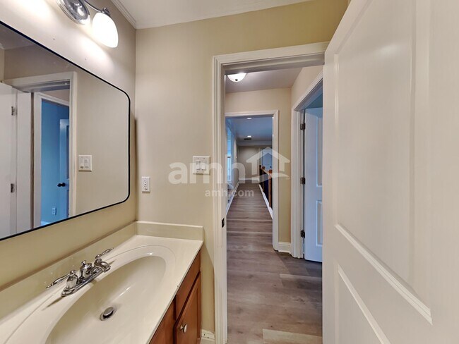 Building Photo - 333 Silver Top Dr SE