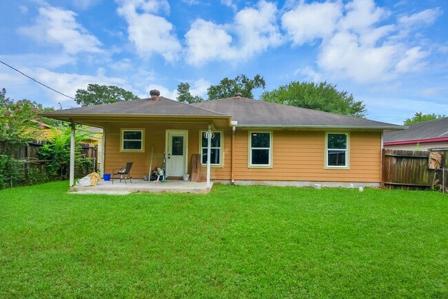 Building Photo - 608 Trinity
