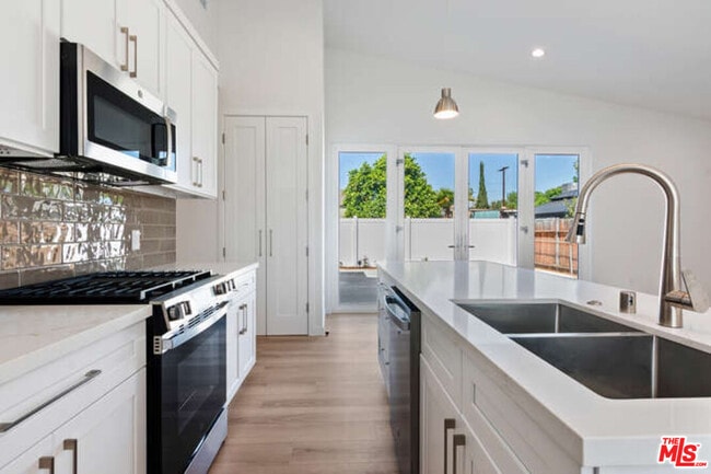 Building Photo - 15912 Vose St