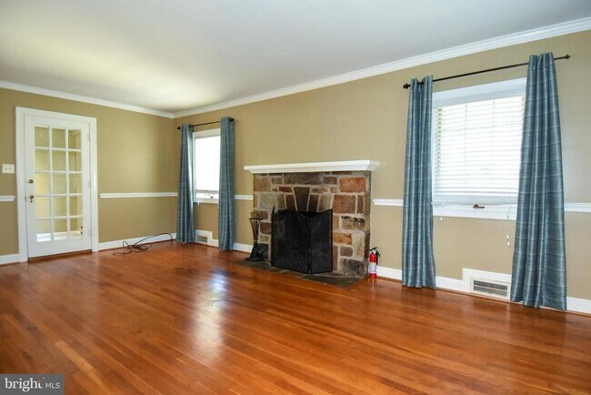 Building Photo - 6127 Brook Dr