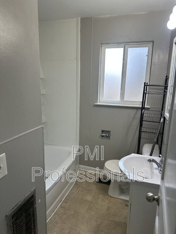 Building Photo - 2102 Cypress Dr