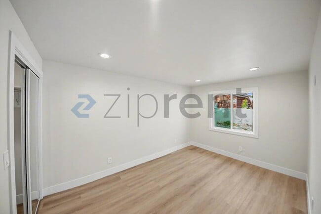 Building Photo - Unit B