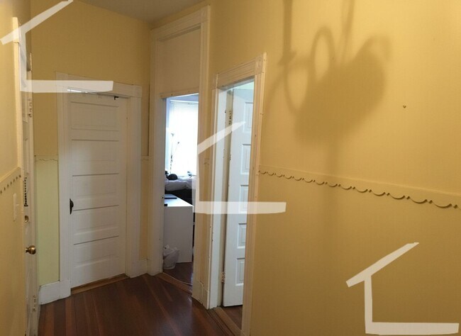 Building Photo - Charming 5 Bedroom-No Broker Fee