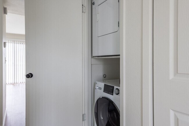 Building Photo - Conveniently Located Racquet Club Condo
