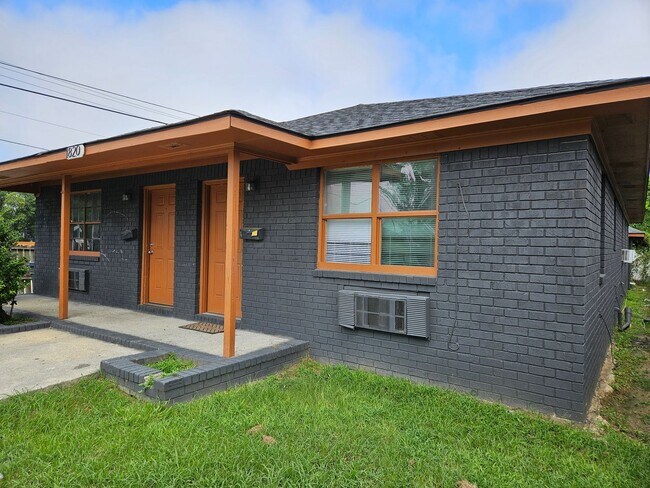 Primary Photo - 1820 Iris St