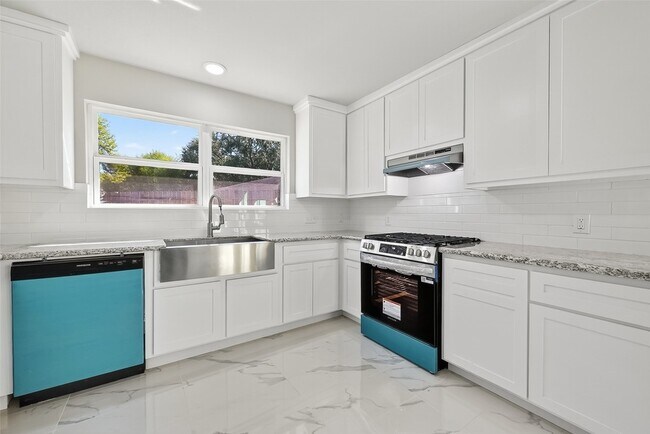 Building Photo - 10603 Highland Woods Dr