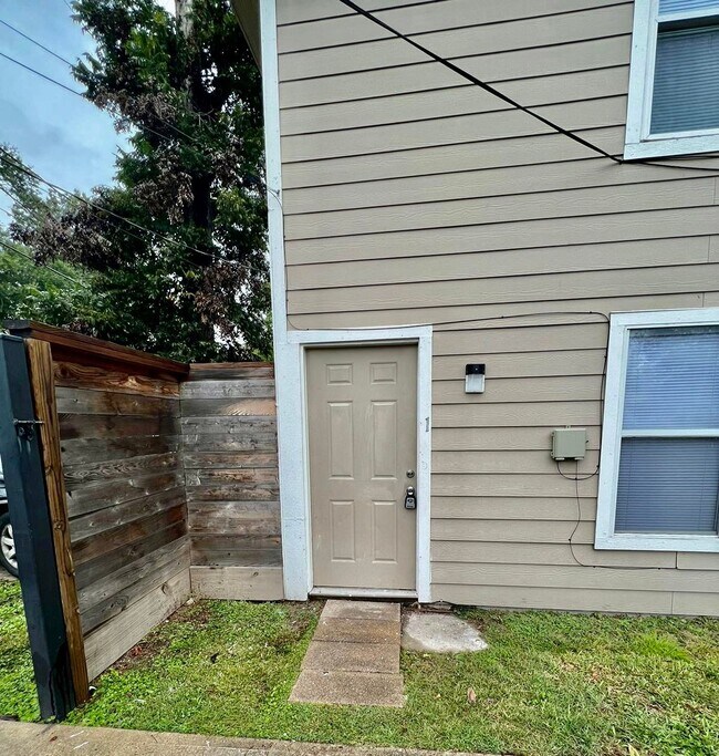 Building Photo - 5606 Robertson St