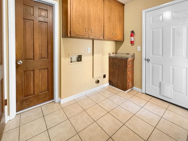 Building Photo - Spacious 3 Bed/3 Bath Midtown Home with Oversized Garage, Large Deck, and Storage Shed