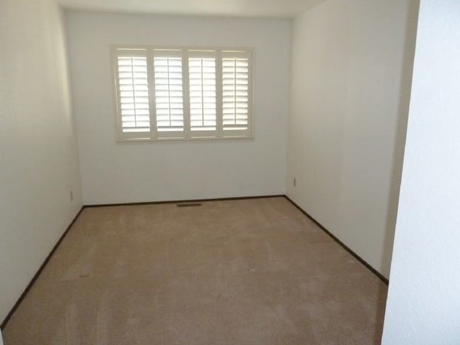 Building Photo - Beautiful townhome with duel primary bedrooms in fantastic location