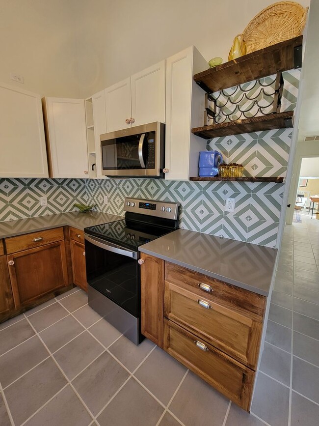 Building Photo - CAROLINA PLACE - Within minutes to Downtow...