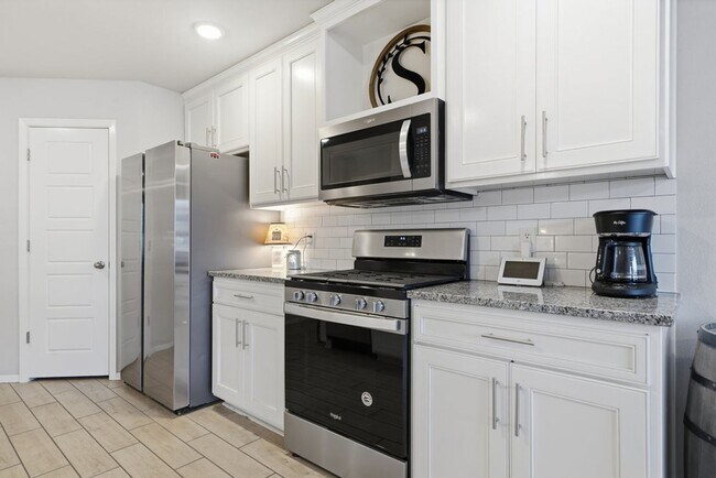 Building Photo - Welcome to this exceptionally well maintained like new home located in the Estates at Morrow Place