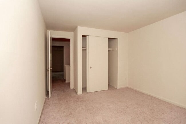 Building Photo - Fantastic 3br End-Unit Town Home in highly sought Silver Spring Neighborhood - Ready mid-June
