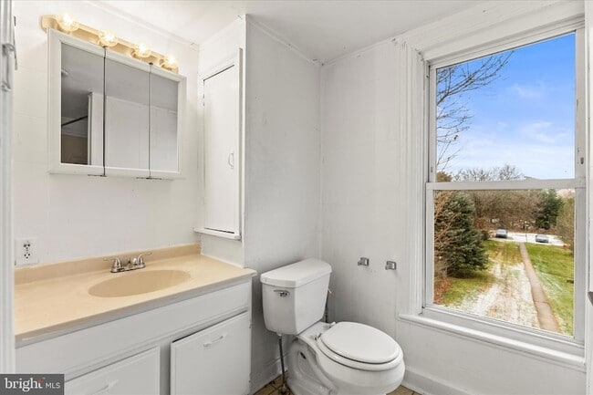 Building Photo - 6 N Main St