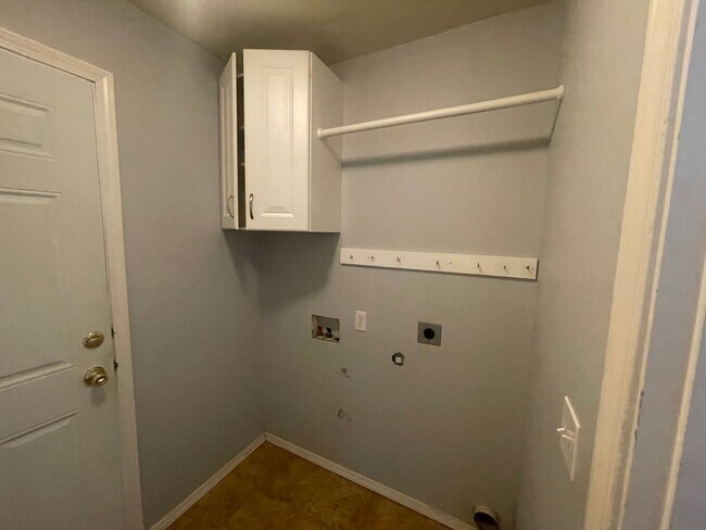 Building Photo - Sunshine Meadow 3 Bed/2 Bath Rancher