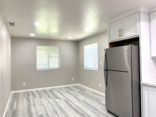 Building Photo - 4 Bedroom Offers Country Living In The Heart Of Lincoln!
