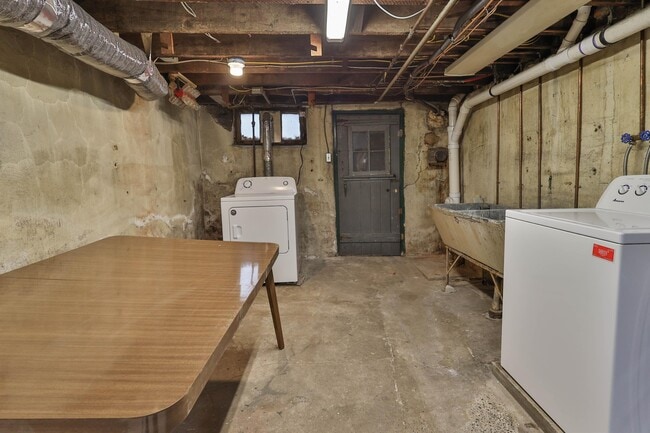 Building Photo - 1104 Elm St