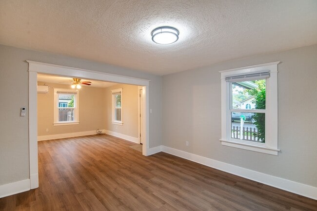 Building Photo - Newly-Remodeled 2 Bed, 1 Bath House