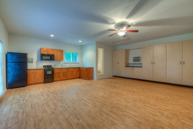Building Photo - AVAILABLE AUGUST: Gorgeous, Remodeled 4 bed / 3 bath Hyde Park Area Home
