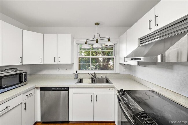 Building Photo - 564 Brookside Ave