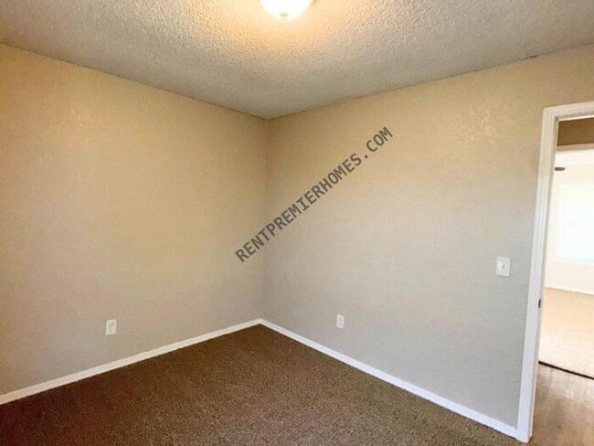 Building Photo - 8741 Hillridge Dr