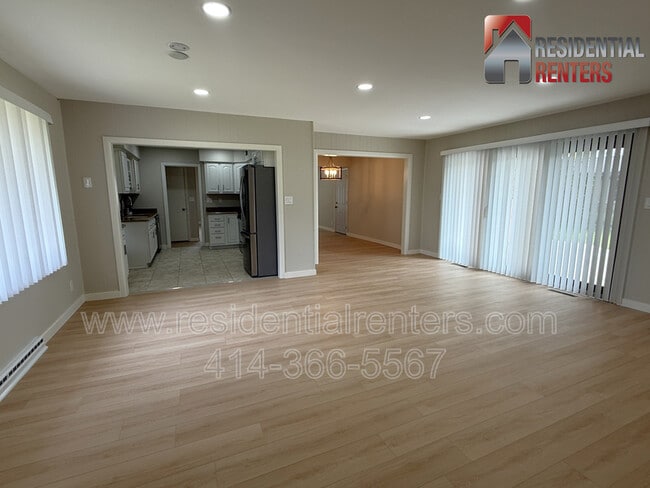 Building Photo - 205 N 165th St