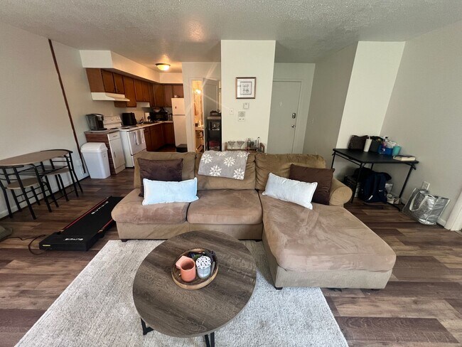 Building Photo - Spacious 1 Bedroom Apartment! COMING SOON! - Avaliable August 1st