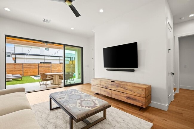 Building Photo - 2005 E 8th St