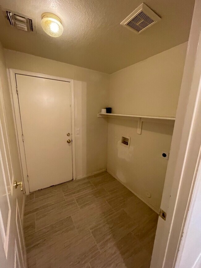 Building Photo - Beautiful 4 Bedroom 2 Bath Home in Phoenix!