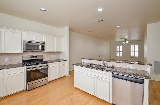 Building Photo - 3027 N Heights Hollow Ln