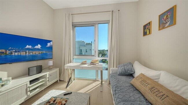 Building Photo - 635 S Orange Ave