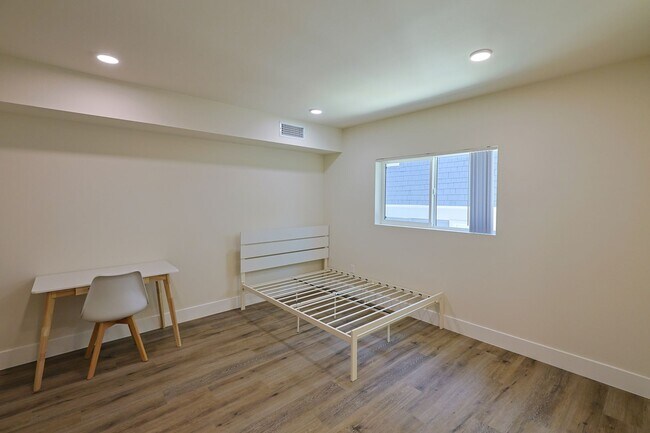 Building Photo - 1426 W 27th St