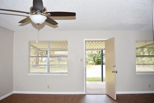 Building Photo - Newly updated 3-2-2 in Fort Worth!