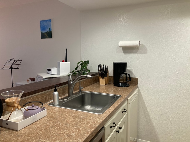Kitchen (left). Wine cooler and dishwasher under the counter. Reverse osmosis filtered tap. - 6 Lake Bellevue Dr