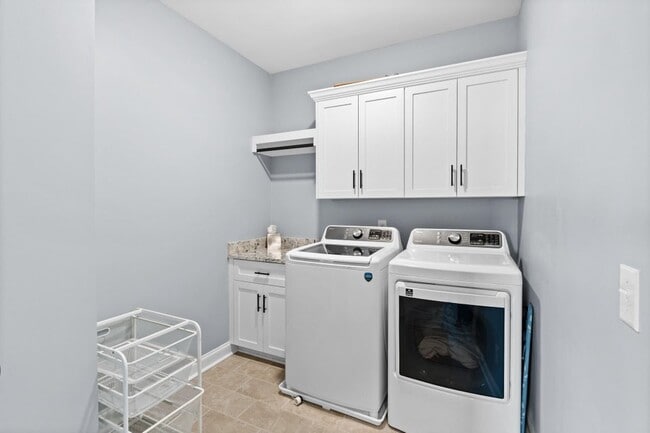Building Photo - 3067 Rosewood Dr