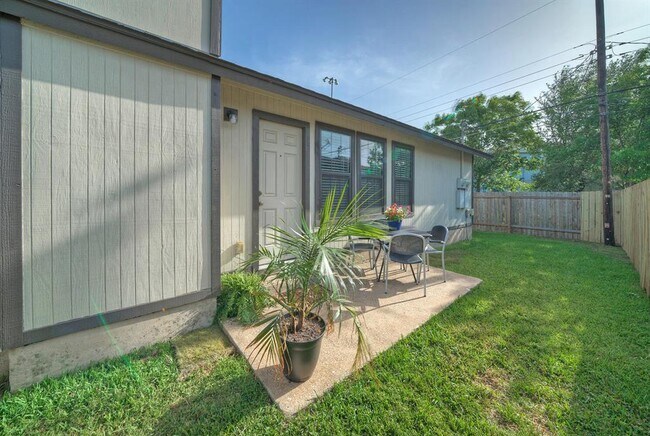 Building Photo - 1004 Hyridge St