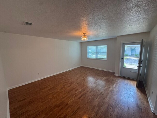 Building Photo - 180 SE Villas Ct