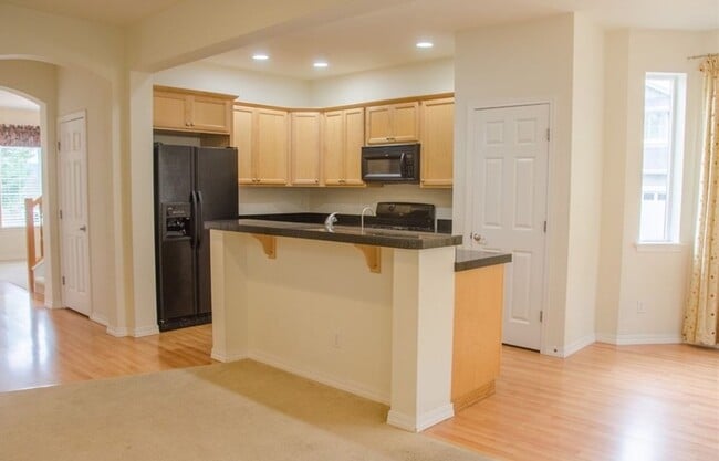 Building Photo - 3 Bed 2.5 Bath Single-family House Availab...