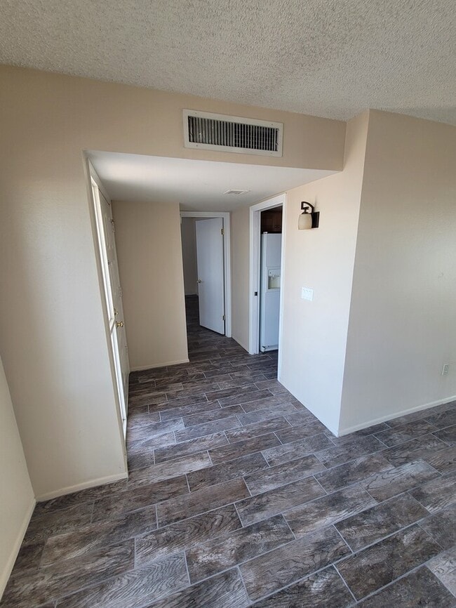 Building Photo - Great North Phoenix 2/2 with all new floor...