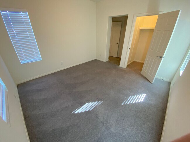 Building Photo - Beautiful 4 bed/3 home located in Henderson.