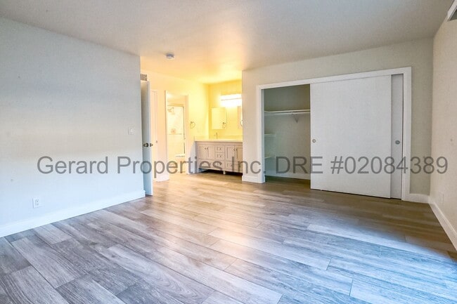Building Photo - 3 bedroom Townhome with downstairs primary...