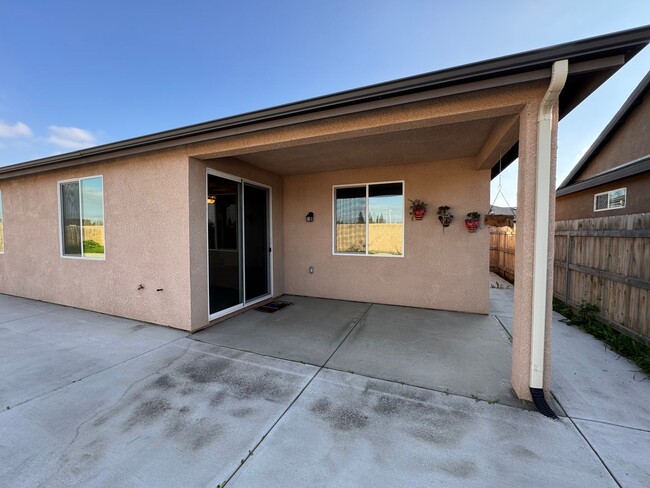 Building Photo - Newer home for rent in Visalia