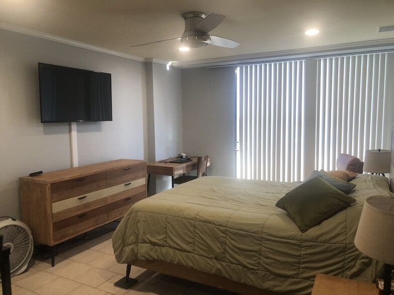 Queen suite has full bath in it, tv, desk w/chair, refrig, micor, recliner, dresser, walk in closet - 2016 Main St
