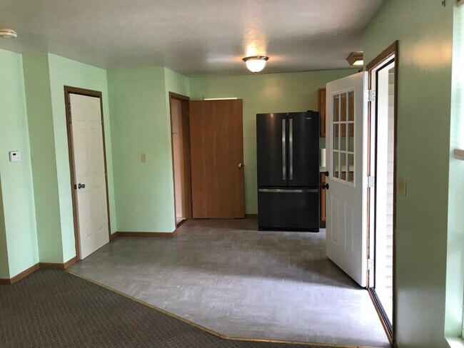 Building Photo - 204 Cherry St