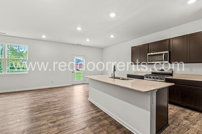 Building Photo - ? Move In Now and Get 6 Months of the Resi...