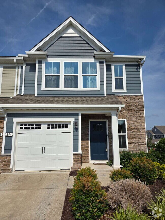 Building Photo - 3 Bedroom, 2.5 Bath End Unit Townhome on C...