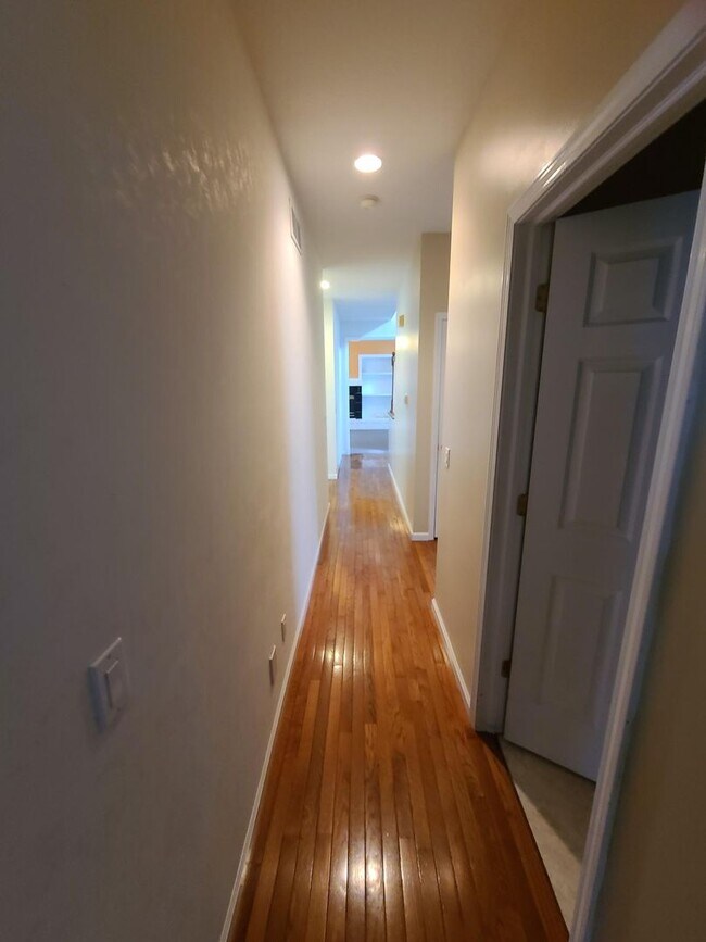 Building Photo - 5 Bedroom 2 and 1/2 bathrooms located in Cherry Hills Subdivision! Available Now!